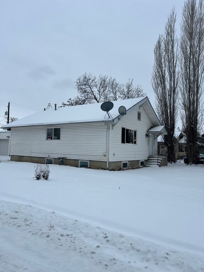 Building Photo - Non-Refundable & Security Deposit Total: $1400.00