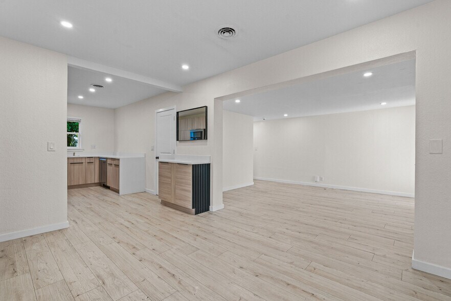 Building Photo - 1401 Drew St