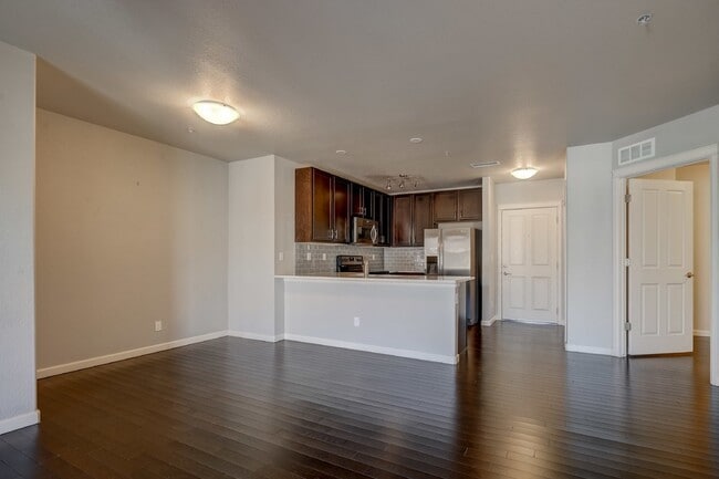 Building Photo - $1,800 - Updated One Bedroom Unit with Bon...