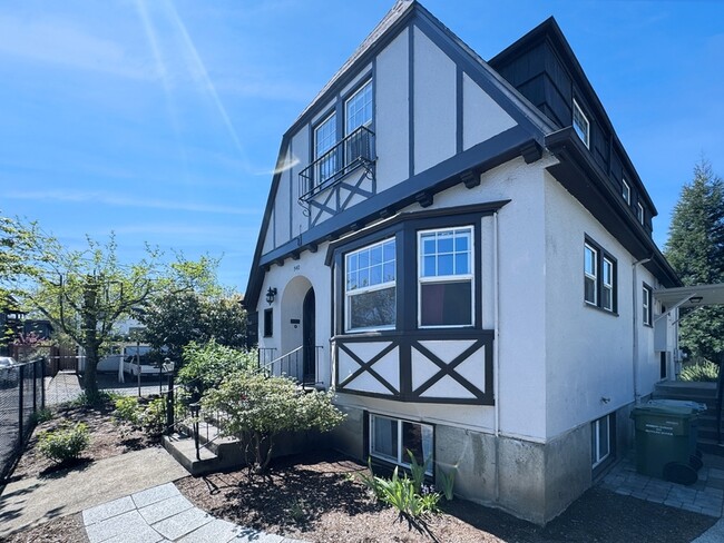 Building Photo - 540 Van Buren St