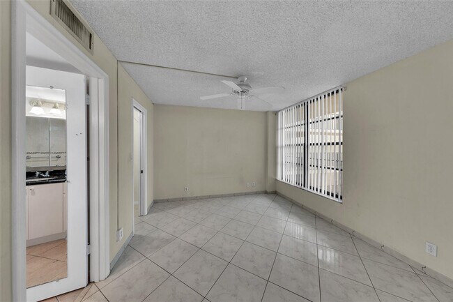 Building Photo - 7 Royal Palm Way