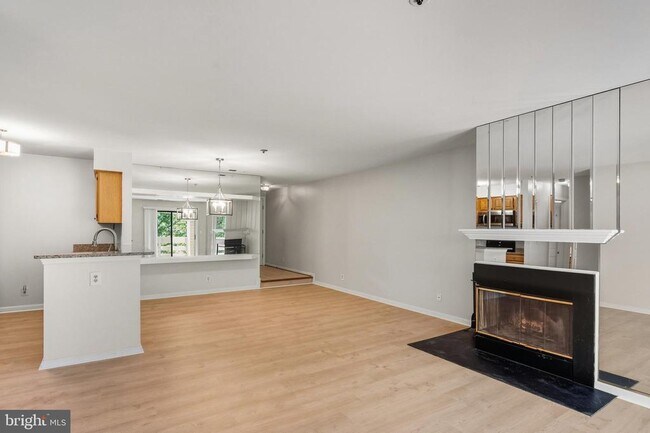 Building Photo - 240 S Reynolds St