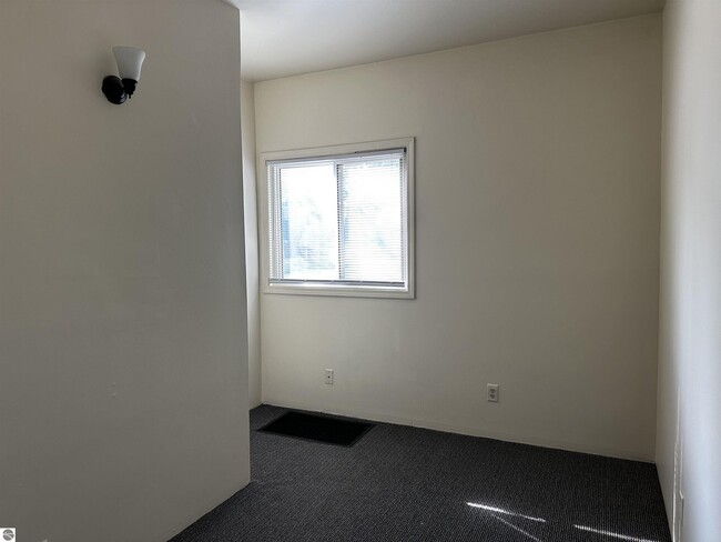 Building Photo - 315 E Bellows St