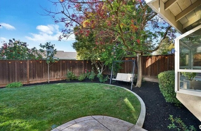 Building Photo - 539 Zenith Ridge Dr