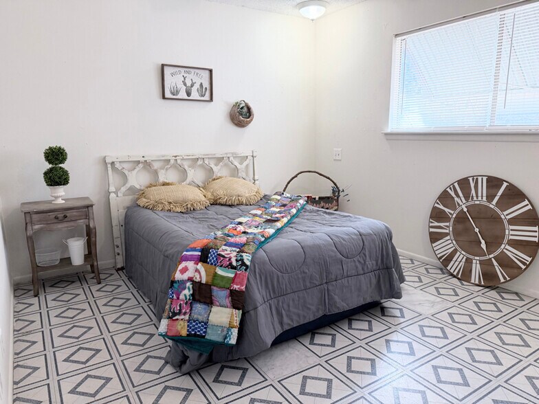 Building Photo - 7418 Meadow Cliff St