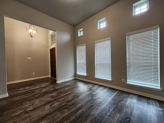 Building Photo - "Beautiful 3 Bedroom, 2 Bathroom Home for ...