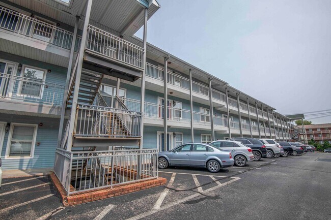 Building Photo - Knoxville 37916 - 3 bedroom, 2 bath condo in UT area, Short term rental considered @ $3400 a mont...