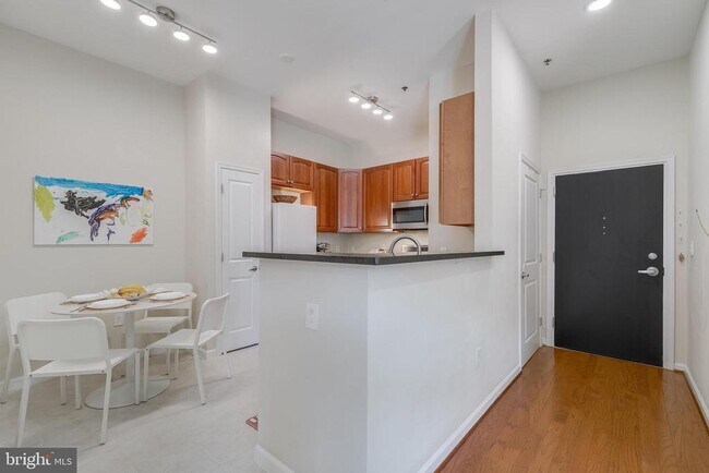 Building Photo - 309 Holland Ln