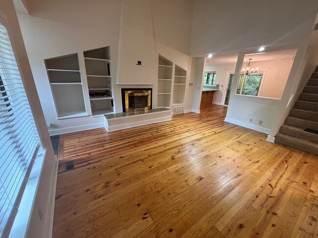 Building Photo - Gorgeous 3-Bedroom, 2-Bathroom Single Fami...