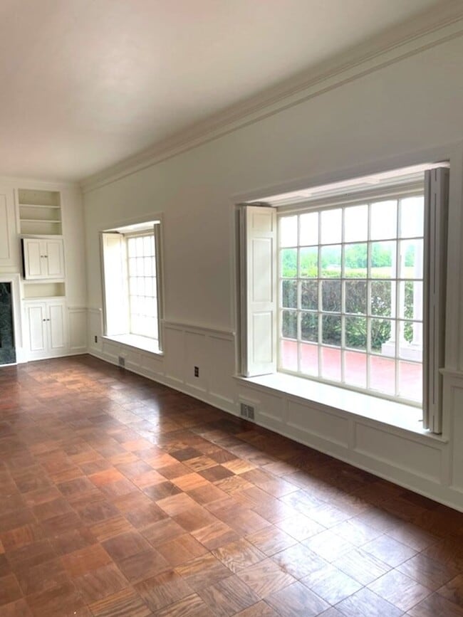 Building Photo - Vintage Style Home on Large Estate A Must See
