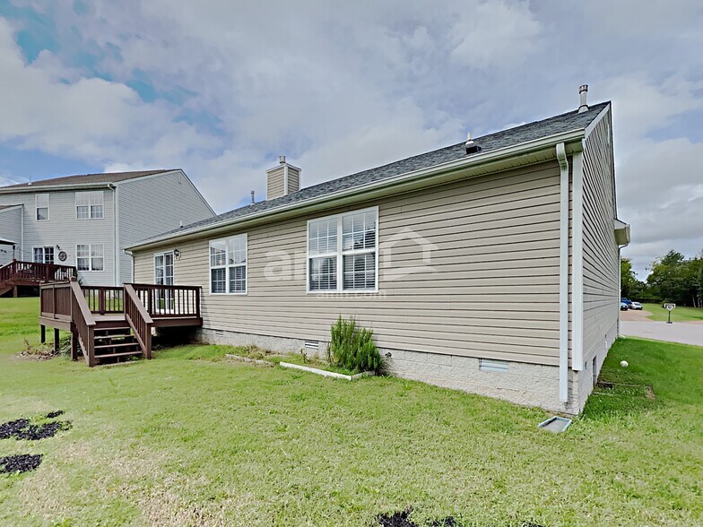 Building Photo - 6004 Crestview court