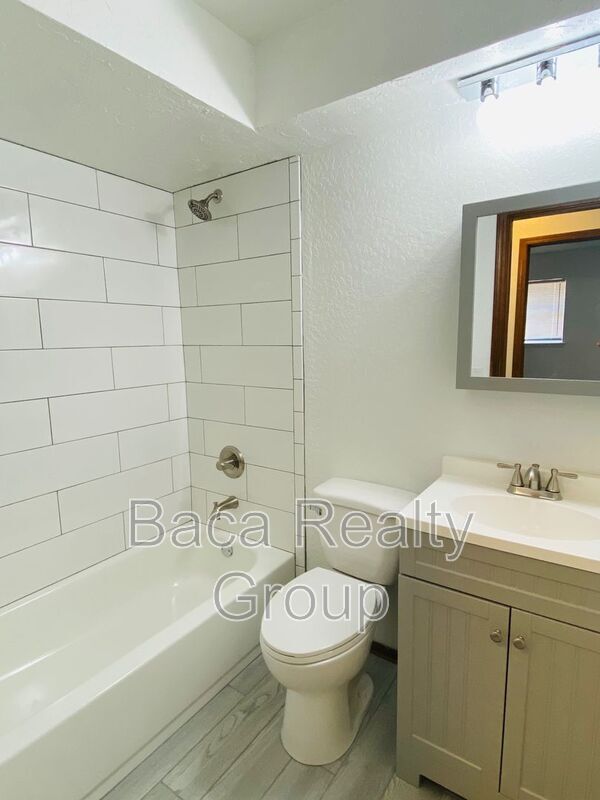 Building Photo - 305 S Fifth Street