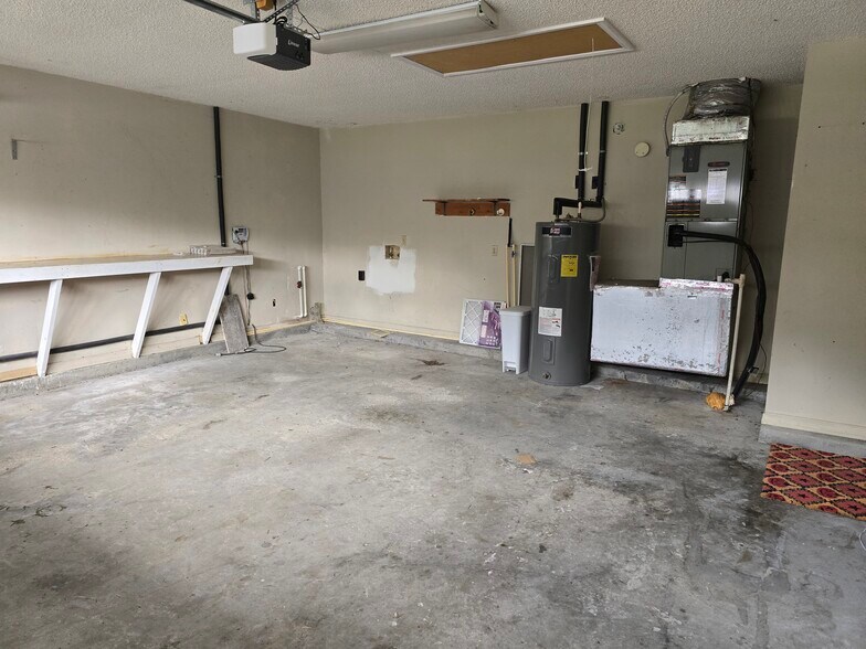 Garage - 2169 Saint Martins Dr W