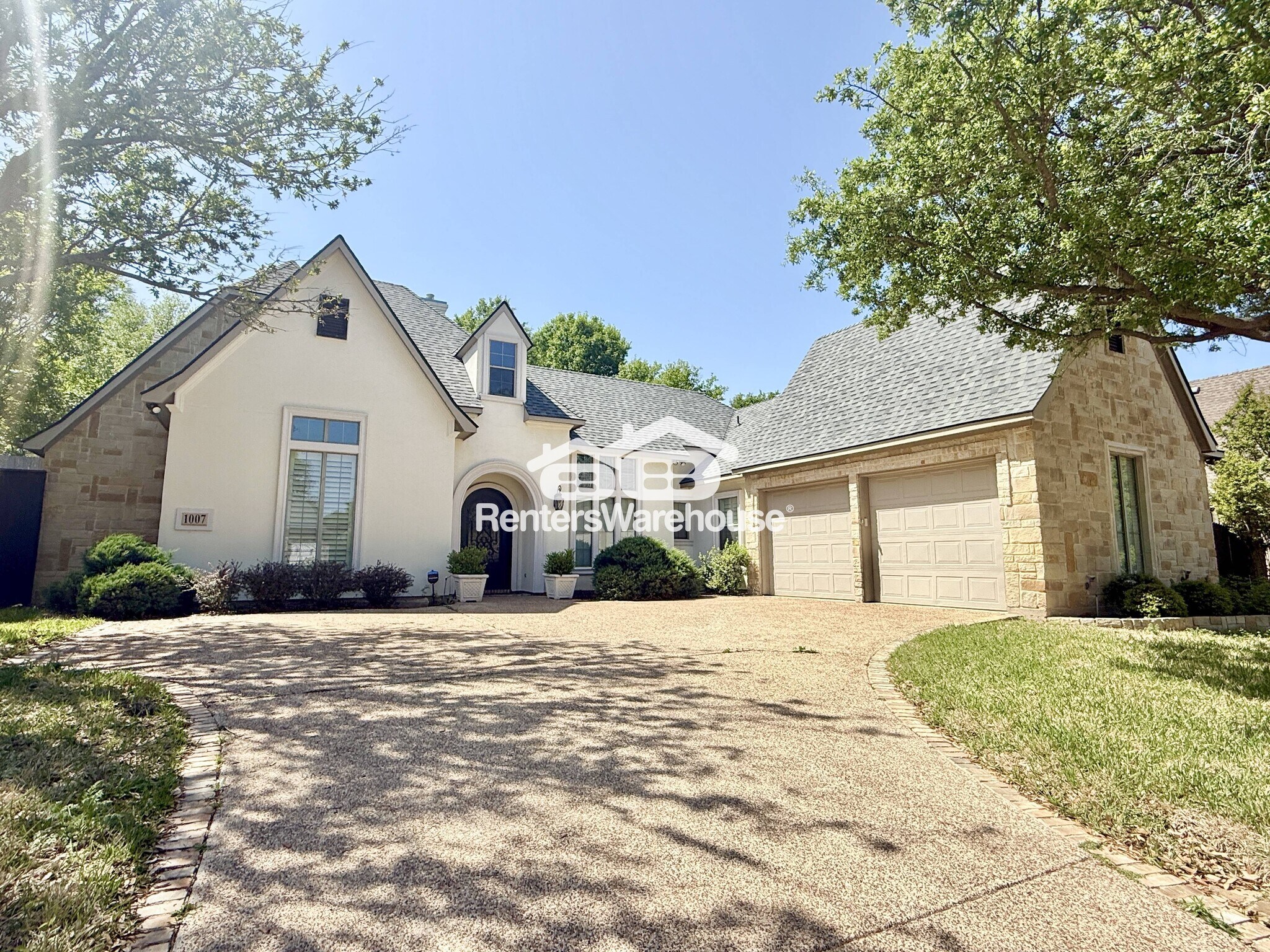 Building Photo - 1007 Drake Dr