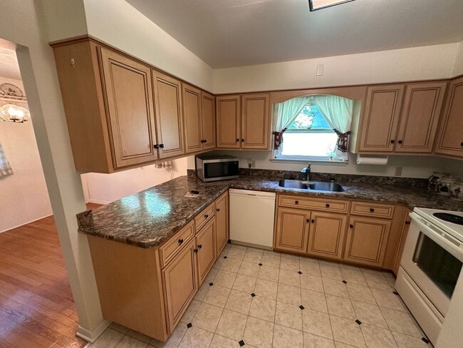 Building Photo - 4 Bedroom, 2 Bathroom House
