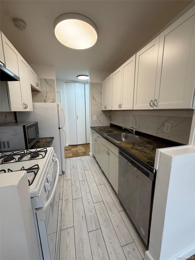 Building Photo - 16 Lake St