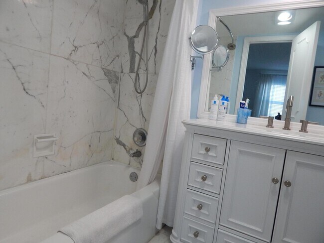 Building Photo - 2829 NE 33rd Ct