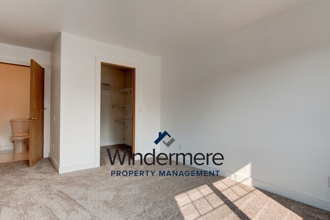 Building Photo - 1153 NE Cordero Pl