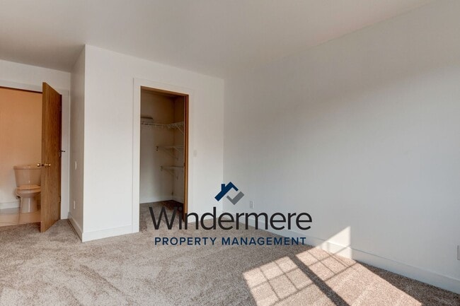 Building Photo - Charming Home in the Heart of Oak Harbor –...