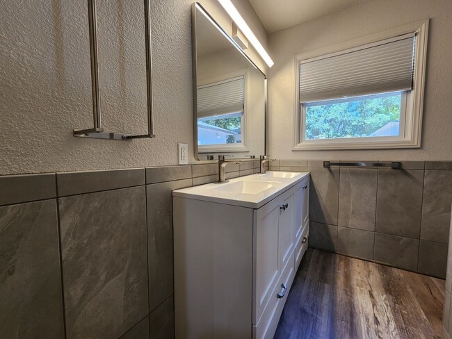 Building Photo - 3 Bedroom Home Near Montgomery Village
