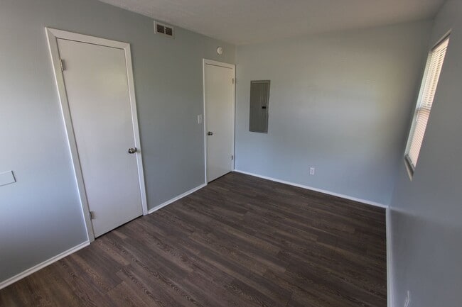 Building Photo - 2071 Fernwood Cir