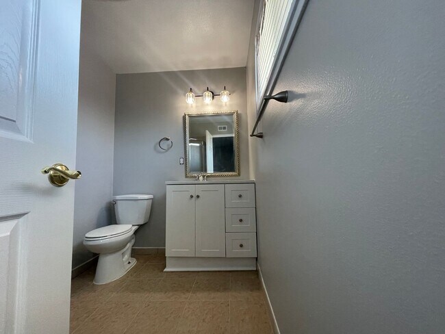 Building Photo - Beautiful Three Bedroom Two Bathroom Home