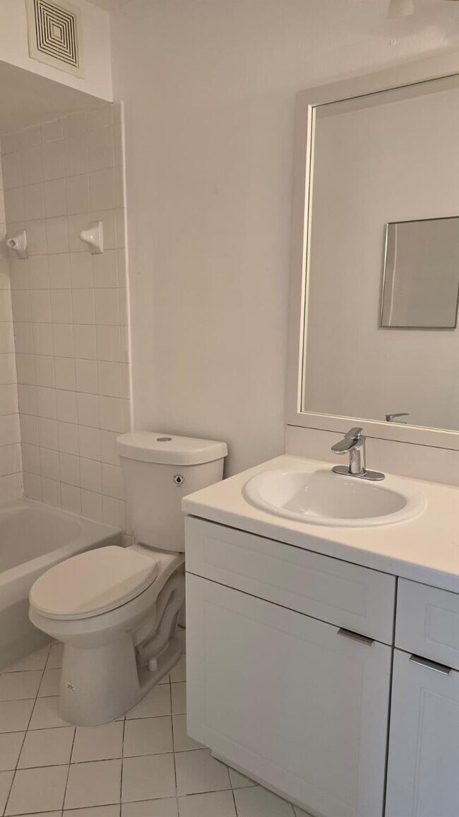 Building Photo - 2213 Salerno Cir