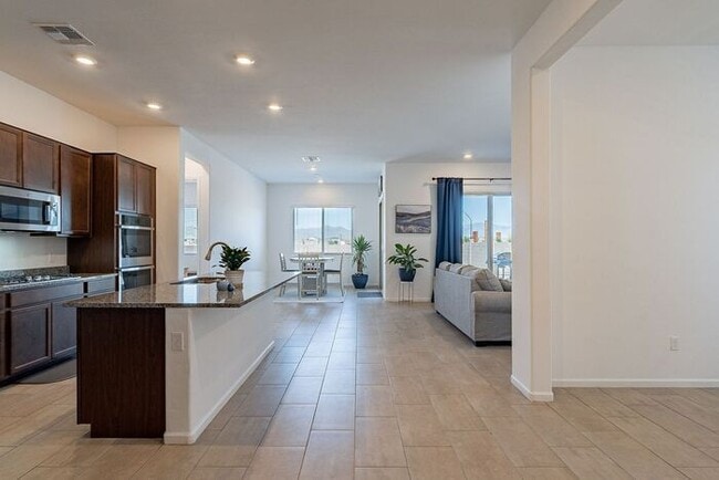 Building Photo - Bright & Spacious 4-Bed Home with 3-Car Ga...
