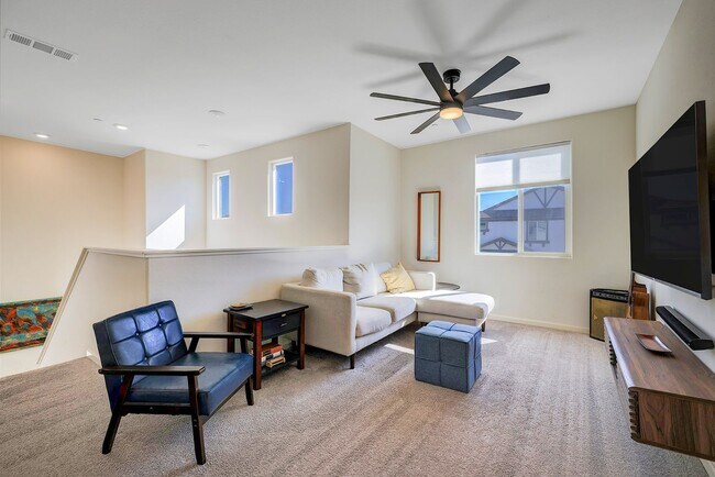 Building Photo - Beautiful 2 story Home for rent in Visalia...
