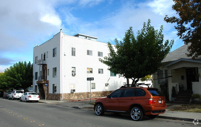 Building Photo - Pineview Apartments