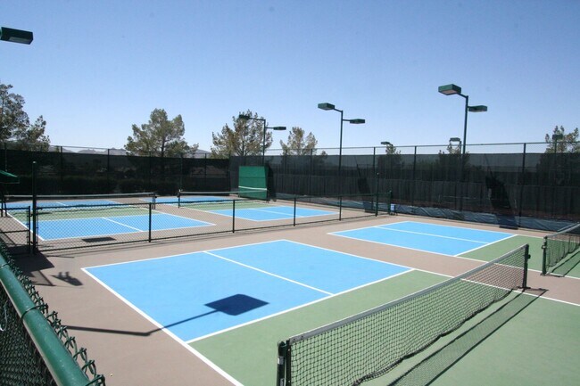 Building Photo - 2 bed w/den, 2 bath, 2 car single story house