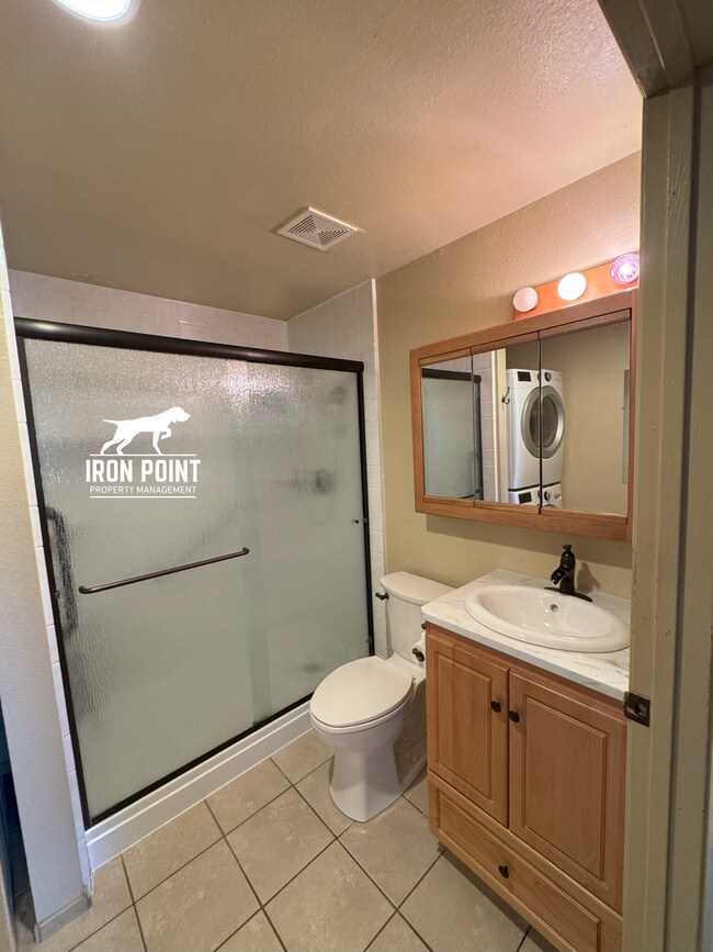 Building Photo - SW Boise home w/attached garage, large fen...