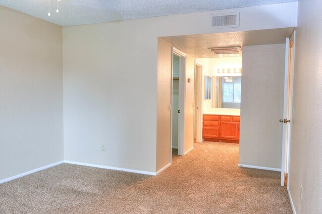 Building Photo - 2146 W Isabella Ave