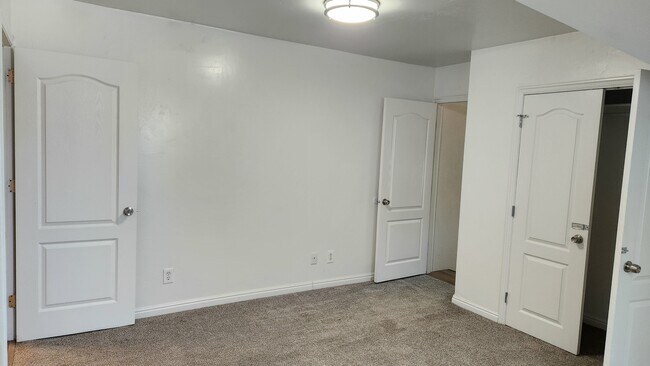 Building Photo - 773 S 400 E