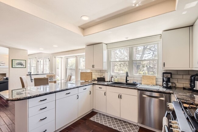 Building Photo - Gorgeous Home in Centennial w/Beautiful Fi...