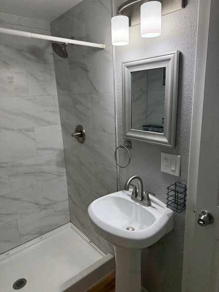 Building Photo - 1917 Oakwood Dr