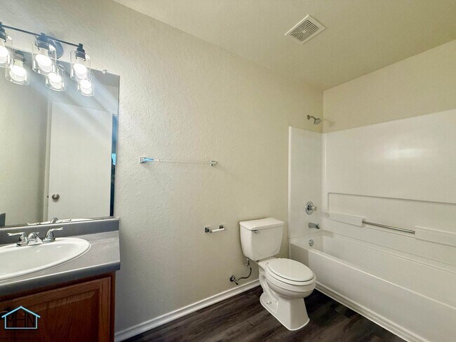 Building Photo - Beautifully Updated 2-Story 3-Bedroom, 2.5-Bathroom Gem Nestled in the Heart of San Antonio!