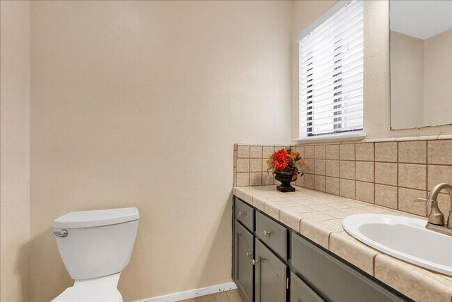 Building Photo - This home is loaded with upgrades and space in North Hanford.  Call today!