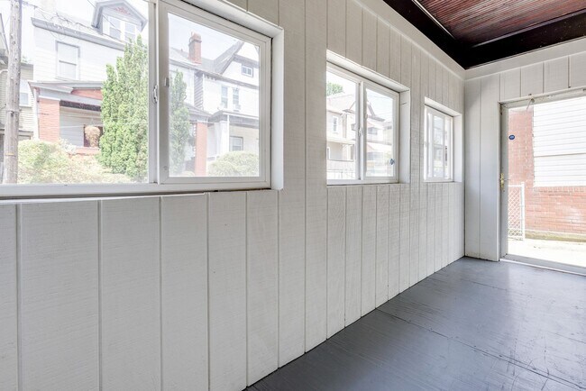 Building Photo - AVAILABLE NOW - Beautifully RENOVATED 3 Bedroom Home w/ TONS of Natural Light!
