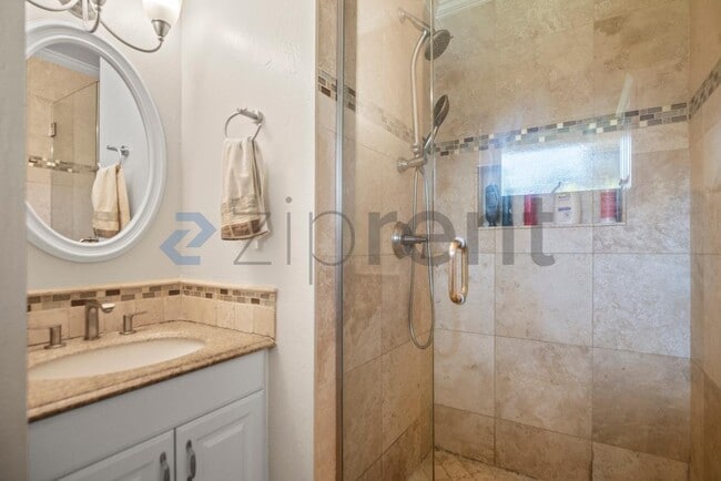 Building Photo - 14541 Oak St