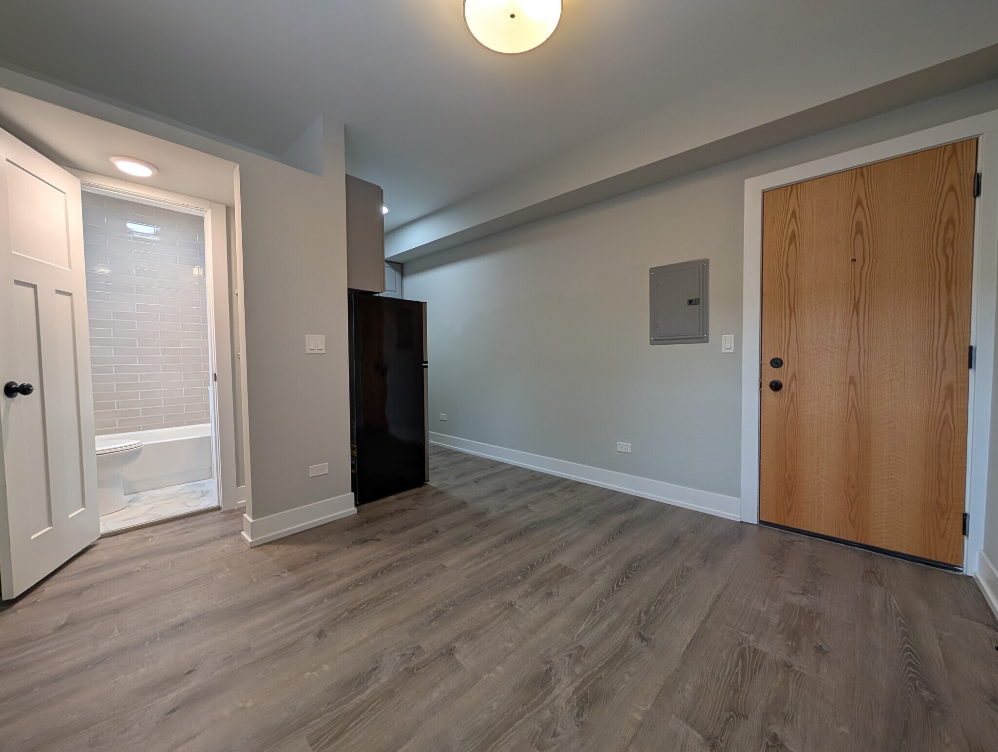 Building Photo - 515 W Belmont Ave