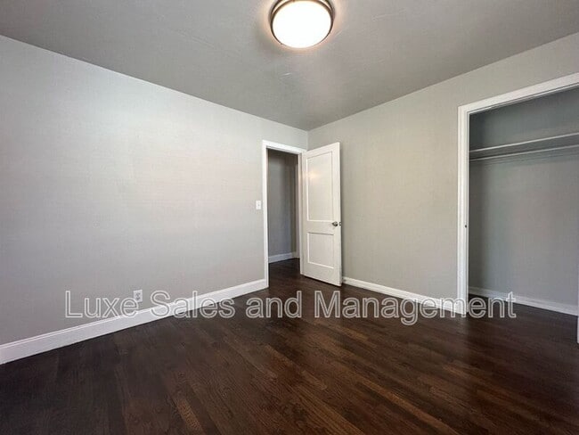 Building Photo - 406 Elm St