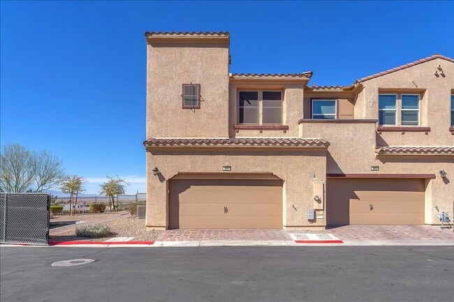 Building Photo - 4-Bedroom Tuscany Townhome with Strip & Golf Course Views