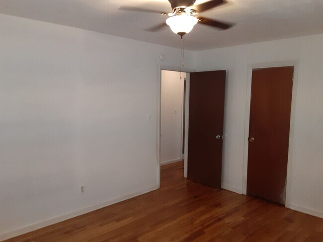 Building Photo - 317-317 Hurdle Dr