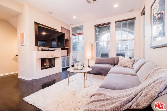 Building Photo - 1245 Wilcox Ave