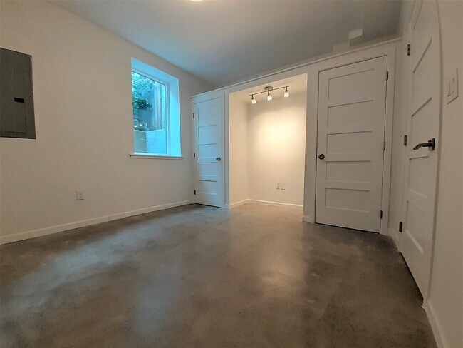 Building Photo - 2818 NE FREMONT ST