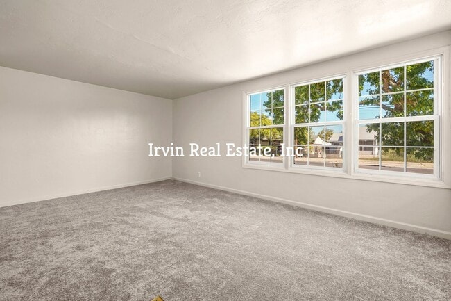 Building Photo - Nice 3 Bedroom PIttsburg with a big back yard
