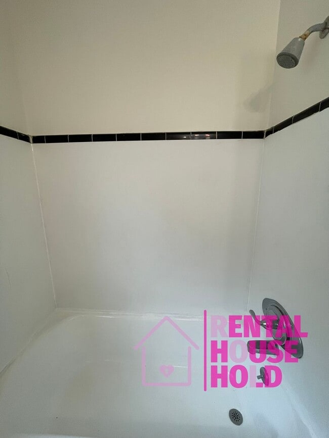 Building Photo - 3-Bedroom 1-Bath Single Family Home Locate...