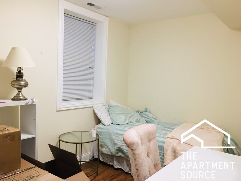 Building Photo - 3804 W Diversey Ave