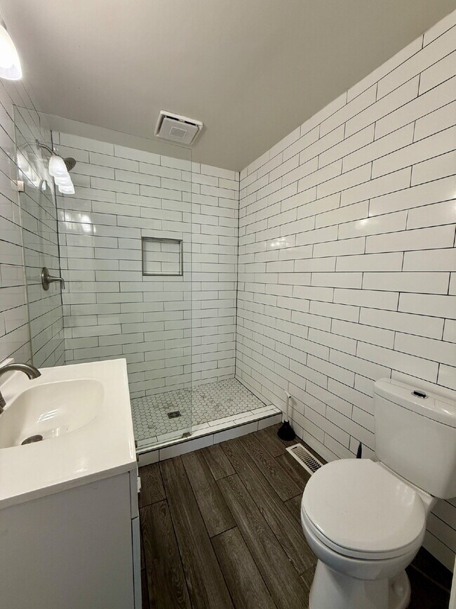 Building Photo - 3 Bedroom / 2 Bath House in Springfield